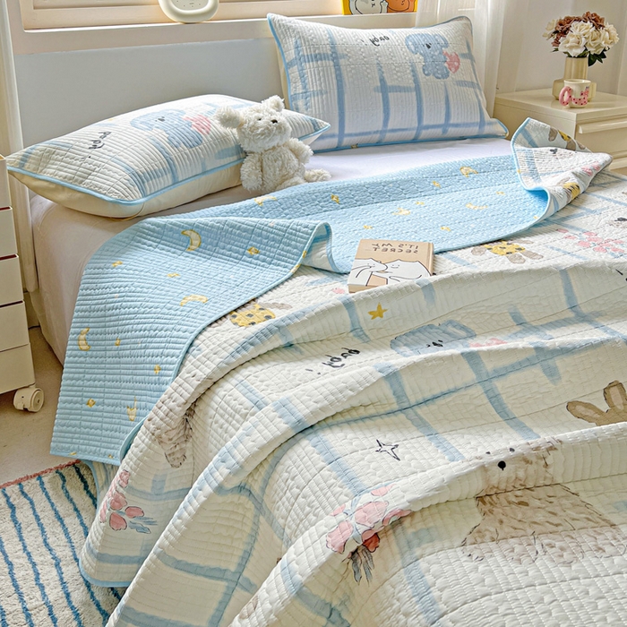 91家纺网 家纺一手货源 找家纺 羽爱家纺 2025新款A类13372全棉印花砂洗床盖套件 玩偶派对