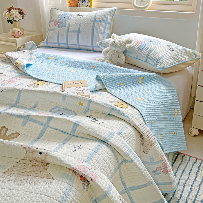 91家纺网 家纺一手货源 找家纺 羽爱家纺 2025新款A类13372全棉印花砂洗床盖套件 玩偶派对