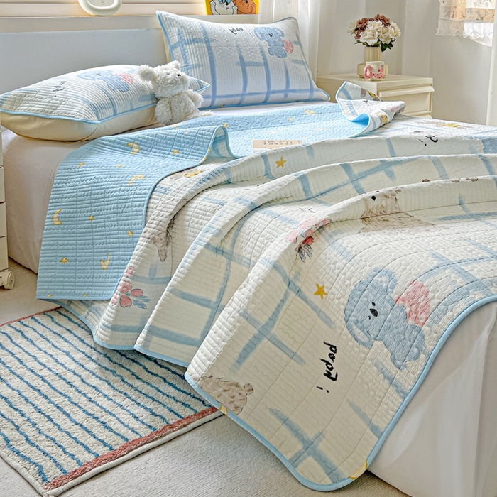 91家纺网 家纺一手货源 找家纺 羽爱家纺 2025新款A类13372全棉印花砂洗床盖套件 玩偶派对