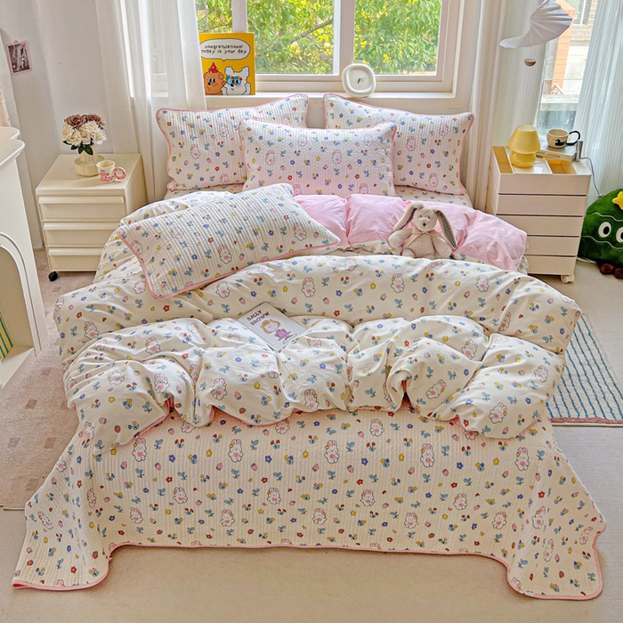 91家纺网 家纺一手货源 找家纺 羽爱家纺 2025新款A类13372全棉印花砂洗床盖套件 小甜心