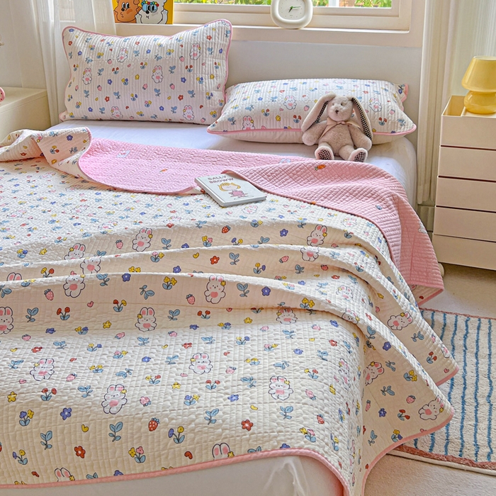 91家纺网 家纺一手货源 找家纺 羽爱家纺 2025新款A类13372全棉印花砂洗床盖套件 小甜心