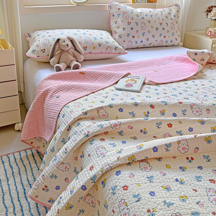 91家纺网 家纺一手货源 找家纺 羽爱家纺 2025新款A类13372全棉印花砂洗床盖套件 小甜心