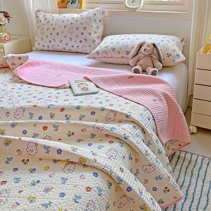 91家纺网 家纺一手货源 找家纺 羽爱家纺 2025新款A类13372全棉印花砂洗床盖套件 小甜心