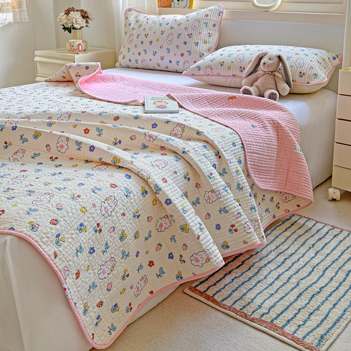 91家纺网 家纺一手货源 找家纺 羽爱家纺 2025新款A类13372全棉印花砂洗床盖套件 小甜心