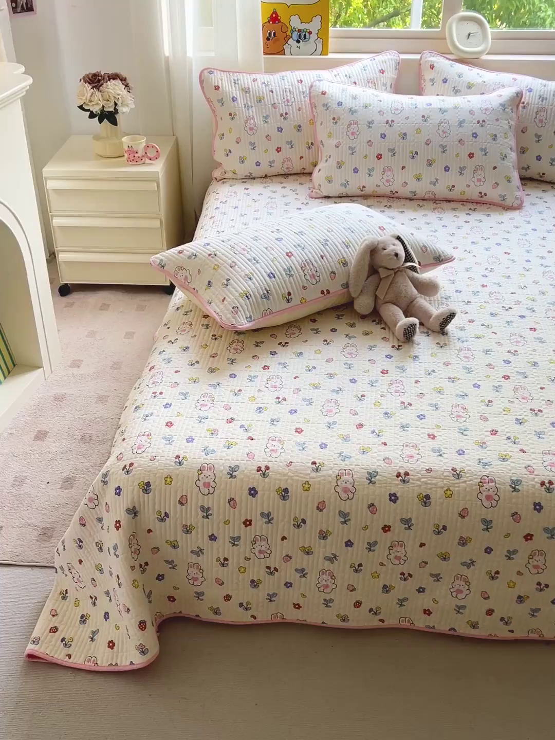 91家纺网 家纺一手货源 找家纺 羽爱家纺 2025新款A类13372全棉印花砂洗床盖套件 小甜心