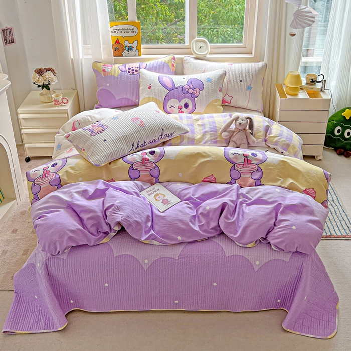 91家纺网 家纺一手货源 找家纺 羽爱家纺 2025新款A类13372全棉印花砂洗床盖套件 小兔兔