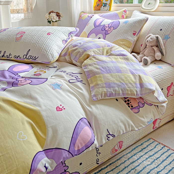 91家纺网 家纺一手货源 找家纺 羽爱家纺 2025新款A类13372全棉印花砂洗床盖套件 小兔兔