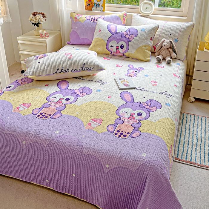 91家纺网 家纺一手货源 找家纺 羽爱家纺 2025新款A类13372全棉印花砂洗床盖套件 小兔兔