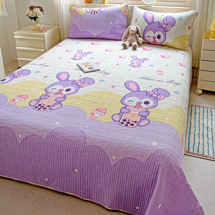 91家纺网 家纺一手货源 找家纺 羽爱家纺 2025新款A类13372全棉印花砂洗床盖套件 小兔兔