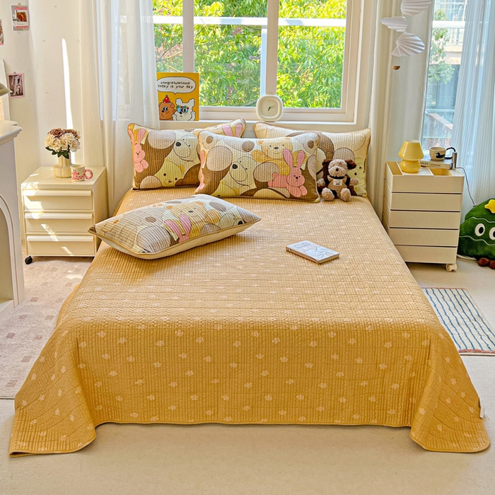 91家纺网 家纺一手货源 找家纺 羽爱家纺 2025新款A类13372全棉印花砂洗床盖套件 熊熊总动员