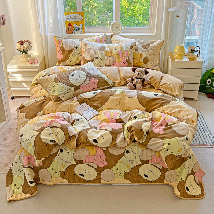 91家纺网 家纺一手货源 找家纺 羽爱家纺 2025新款A类13372全棉印花砂洗床盖套件 熊熊总动员