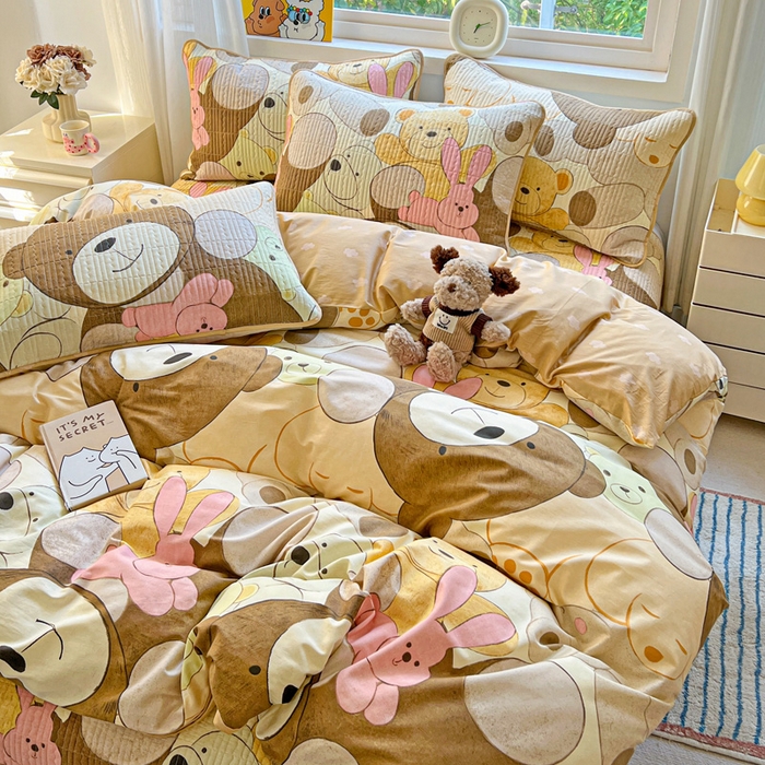 91家纺网 家纺一手货源 找家纺 羽爱家纺 2025新款A类13372全棉印花砂洗床盖套件 熊熊总动员