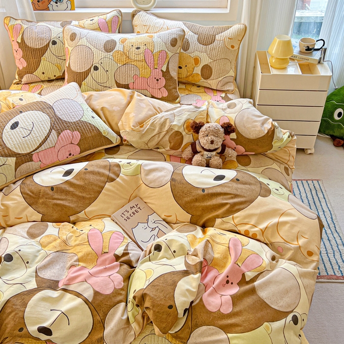 91家纺网 家纺一手货源 找家纺 羽爱家纺 2025新款A类13372全棉印花砂洗床盖套件 熊熊总动员