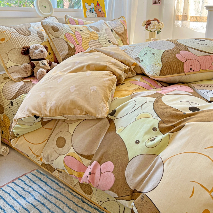 91家纺网 家纺一手货源 找家纺 羽爱家纺 2025新款A类13372全棉印花砂洗床盖套件 熊熊总动员