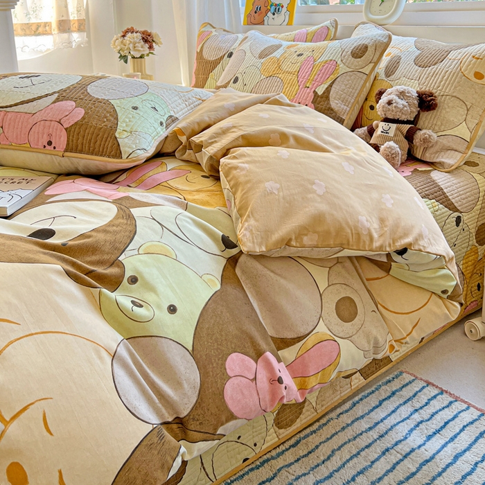91家纺网 家纺一手货源 找家纺 羽爱家纺 2025新款A类13372全棉印花砂洗床盖套件 熊熊总动员
