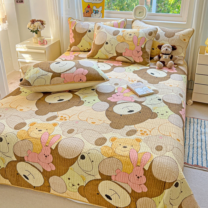 91家纺网 家纺一手货源 找家纺 羽爱家纺 2025新款A类13372全棉印花砂洗床盖套件 熊熊总动员