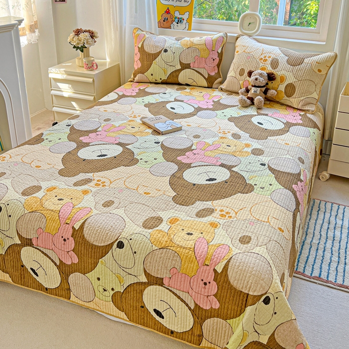 91家纺网 家纺一手货源 找家纺 羽爱家纺 2025新款A类13372全棉印花砂洗床盖套件 熊熊总动员