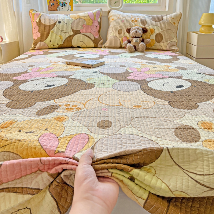 91家纺网 家纺一手货源 找家纺 羽爱家纺 2025新款A类13372全棉印花砂洗床盖套件 熊熊总动员