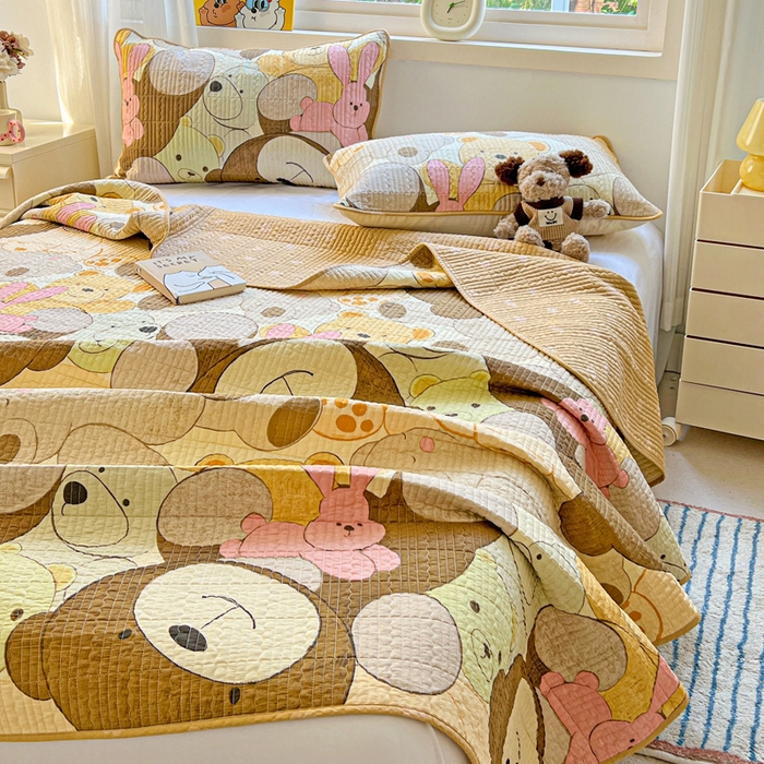 91家纺网 家纺一手货源 找家纺 羽爱家纺 2025新款A类13372全棉印花砂洗床盖套件 熊熊总动员