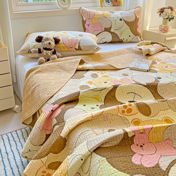 91家纺网 家纺一手货源 找家纺 羽爱家纺 2025新款A类13372全棉印花砂洗床盖套件 熊熊总动员