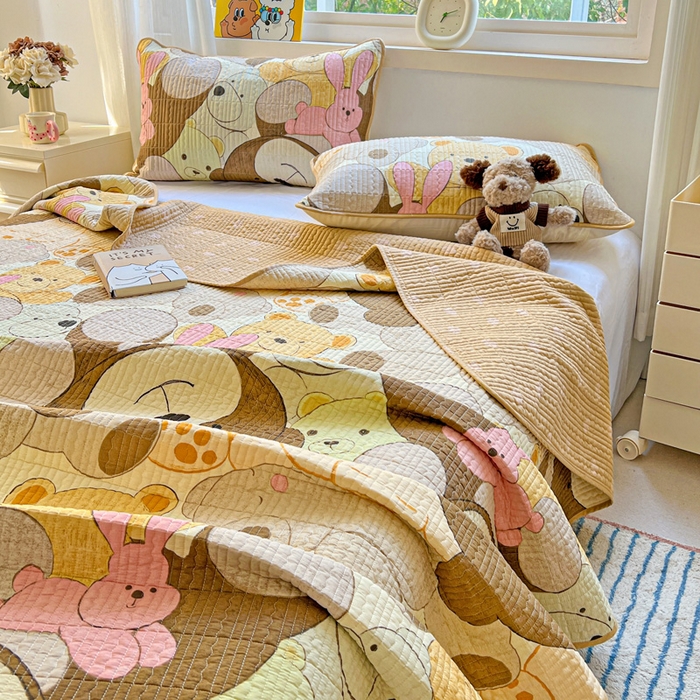 91家纺网 家纺一手货源 找家纺 羽爱家纺 2025新款A类13372全棉印花砂洗床盖套件 熊熊总动员