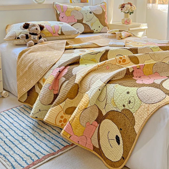 91家纺网 家纺一手货源 找家纺 羽爱家纺 2025新款A类13372全棉印花砂洗床盖套件 熊熊总动员