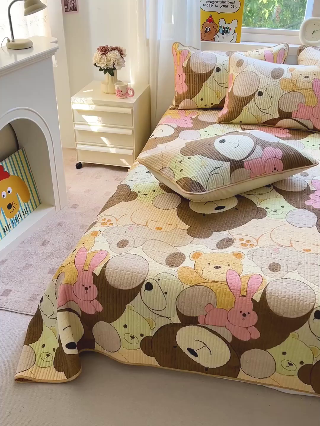 91家纺网 家纺一手货源 找家纺 羽爱家纺 2025新款A类13372全棉印花砂洗床盖套件 熊熊总动员