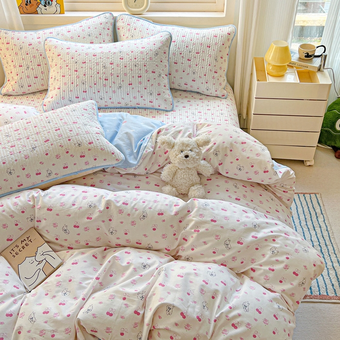 91家纺网 家纺一手货源 找家纺 羽爱家纺 2025新款A类13372全棉印花砂洗床盖套件 樱桃园