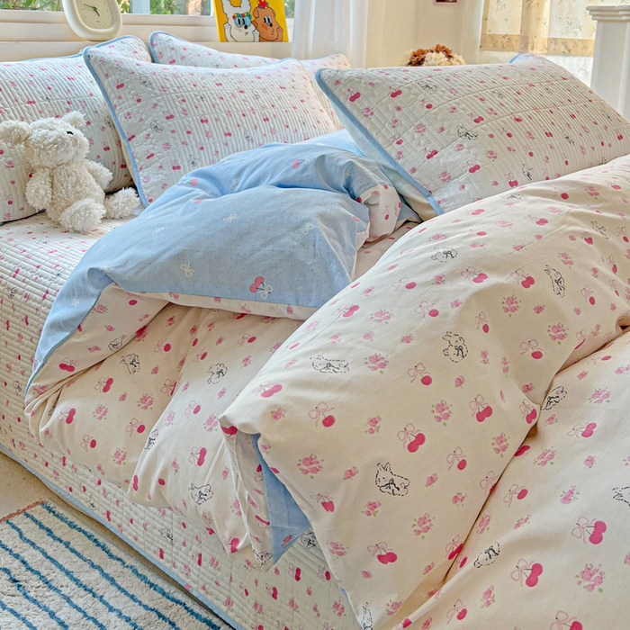 91家纺网 家纺一手货源 找家纺 羽爱家纺 2025新款A类13372全棉印花砂洗床盖套件 樱桃园