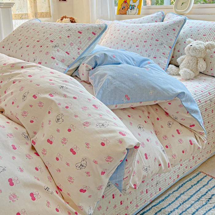 91家纺网 家纺一手货源 找家纺 羽爱家纺 2025新款A类13372全棉印花砂洗床盖套件 樱桃园