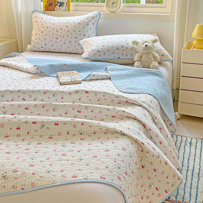 91家纺网 家纺一手货源 找家纺 羽爱家纺 2025新款A类13372全棉印花砂洗床盖套件 樱桃园