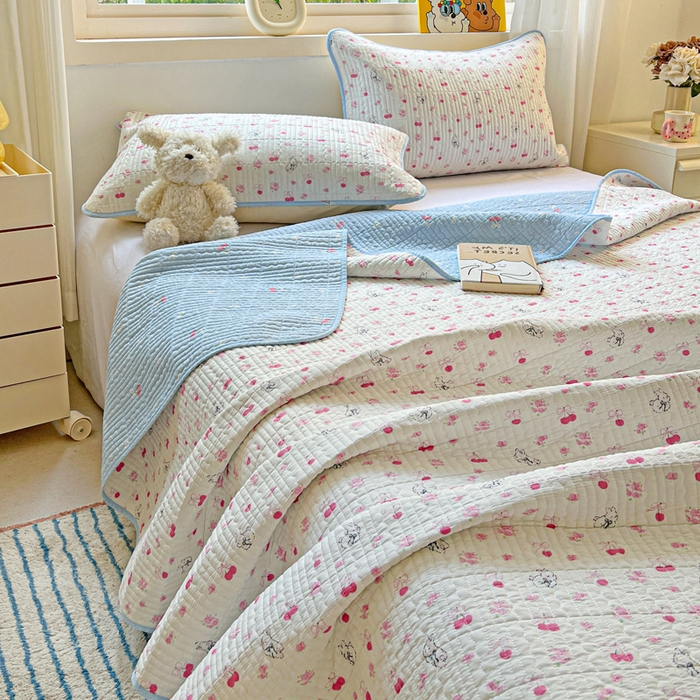 91家纺网 家纺一手货源 找家纺 羽爱家纺 2025新款A类13372全棉印花砂洗床盖套件 樱桃园