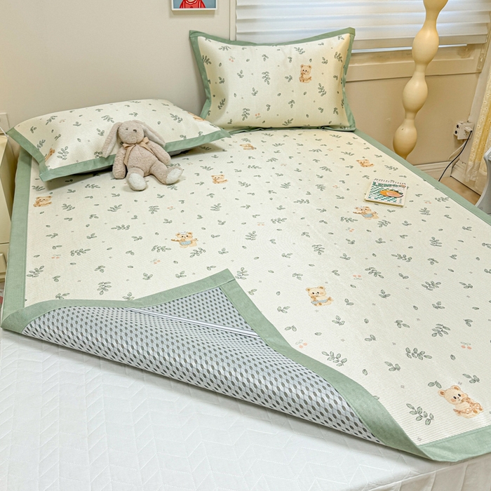 91家纺网 家纺一手货源 找家纺 慕尚家纺 2025新款600D小清新凉感冰丝凉席三件套 皮卡熊