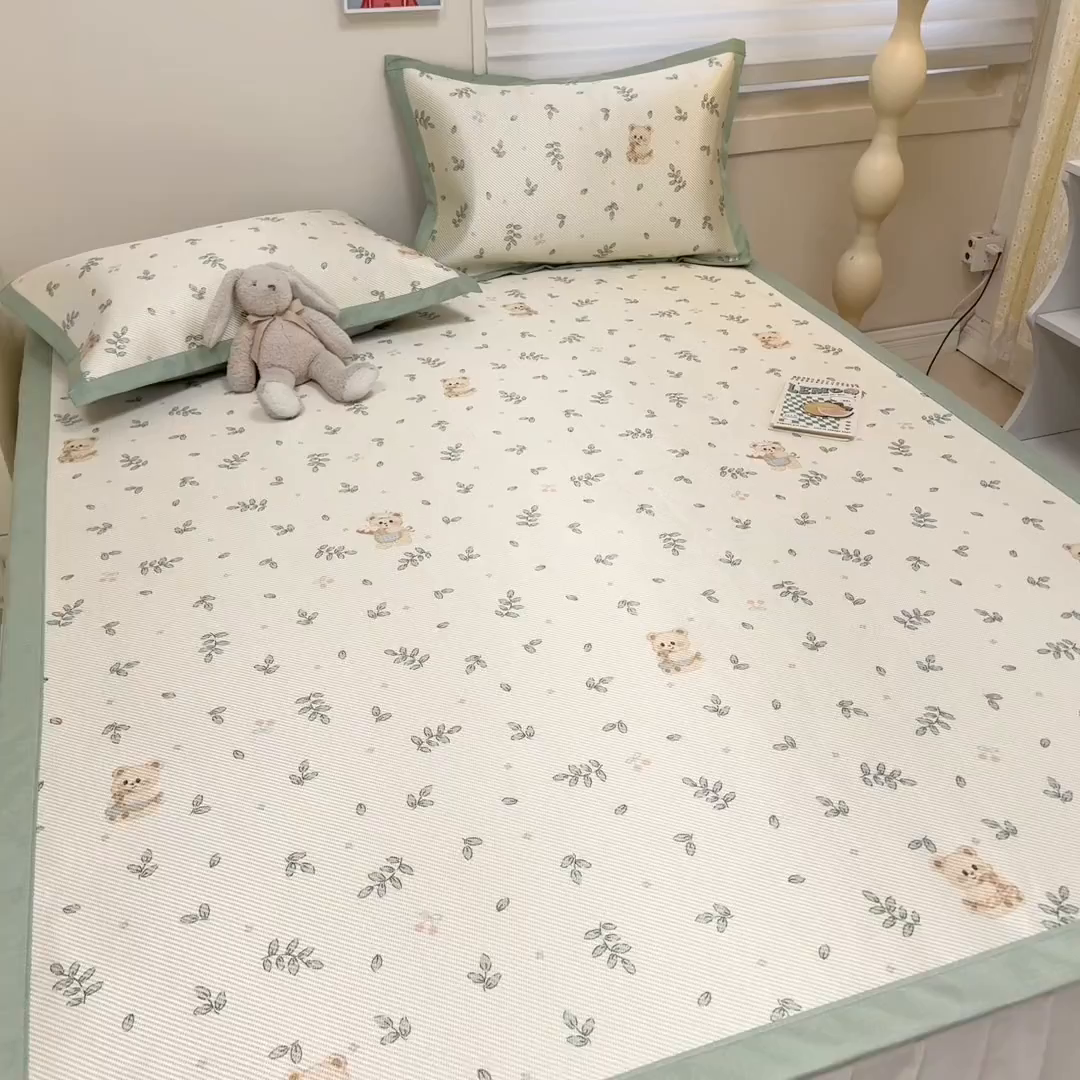 91家纺网 家纺一手货源 找家纺 慕尚家纺 2025新款600D小清新凉感冰丝凉席三件套 皮卡熊