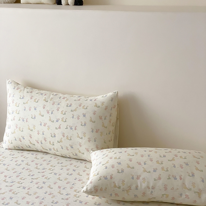 91家纺网 家纺一手货源 找家纺 时光里 2025新款双层纱系列卡通风枕套 小兔乖乖