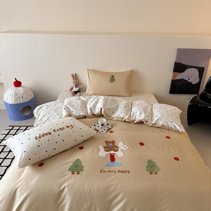 91家纺网 家纺一手货源 找家纺 时光里 2025新款100S卡通风贡缎毛巾绣四件套 捣莓熊