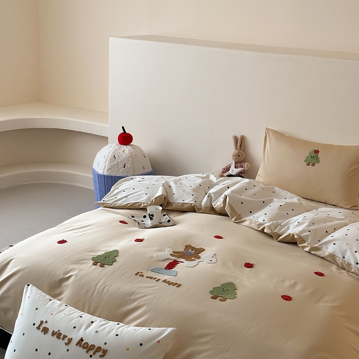 91家纺网 家纺一手货源 找家纺 时光里 2025新款100S卡通风贡缎毛巾绣四件套 捣莓熊