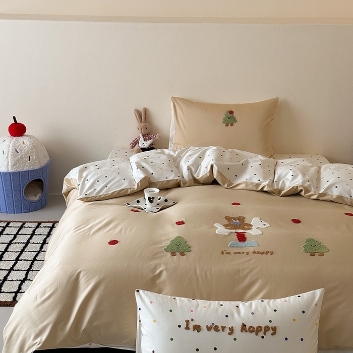 91家纺网 家纺一手货源 找家纺 时光里 2025新款100S卡通风贡缎毛巾绣四件套 捣莓熊