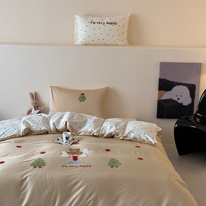 91家纺网 家纺一手货源 找家纺 时光里 2025新款100S卡通风贡缎毛巾绣四件套 捣莓熊