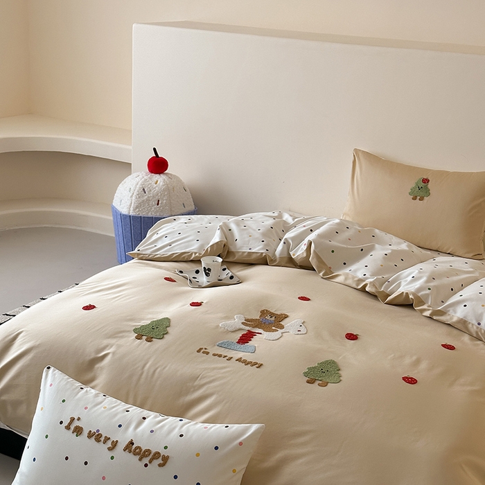 91家纺网 家纺一手货源 找家纺 时光里 2025新款100S卡通风贡缎毛巾绣四件套 捣莓熊