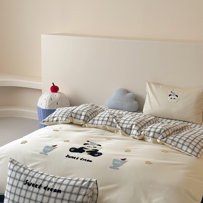 91家纺网 家纺一手货源 找家纺 时光里 2025新款100S卡通风贡缎毛巾绣四件套 熊猫语