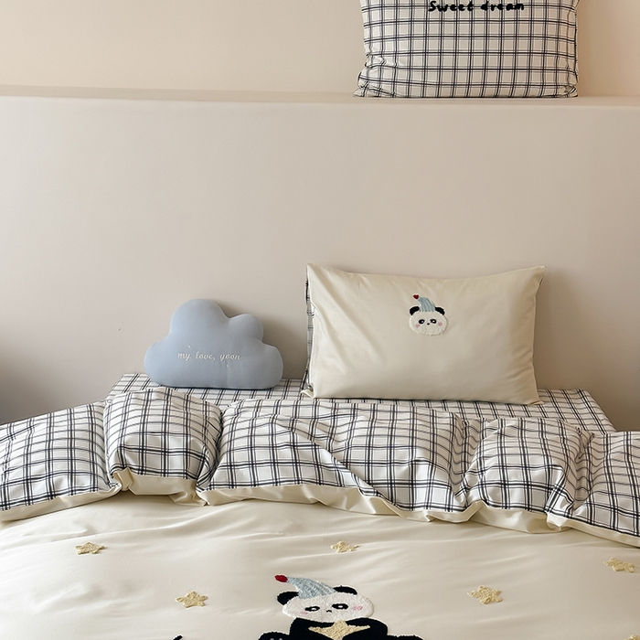 91家纺网 家纺一手货源 找家纺 时光里 2025新款100S卡通风贡缎毛巾绣四件套 熊猫语