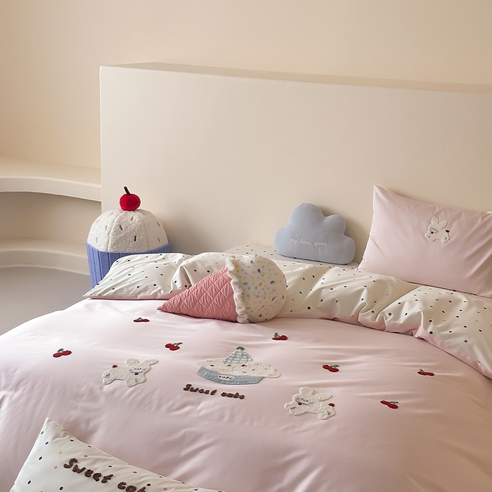 91家纺网 家纺一手货源 找家纺 时光里 2025新款100S卡通风贡缎毛巾绣四件套 兔小懒