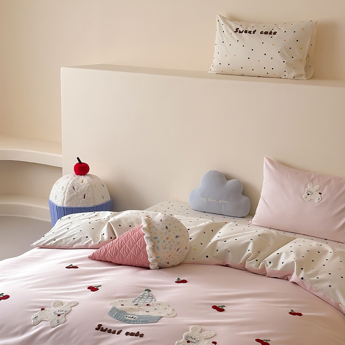 91家纺网 家纺一手货源 找家纺 时光里 2025新款100S卡通风贡缎毛巾绣四件套 兔小懒