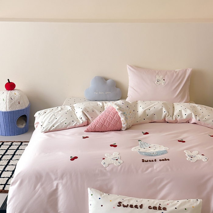 91家纺网 家纺一手货源 找家纺 时光里 2025新款100S卡通风贡缎毛巾绣四件套 兔小懒