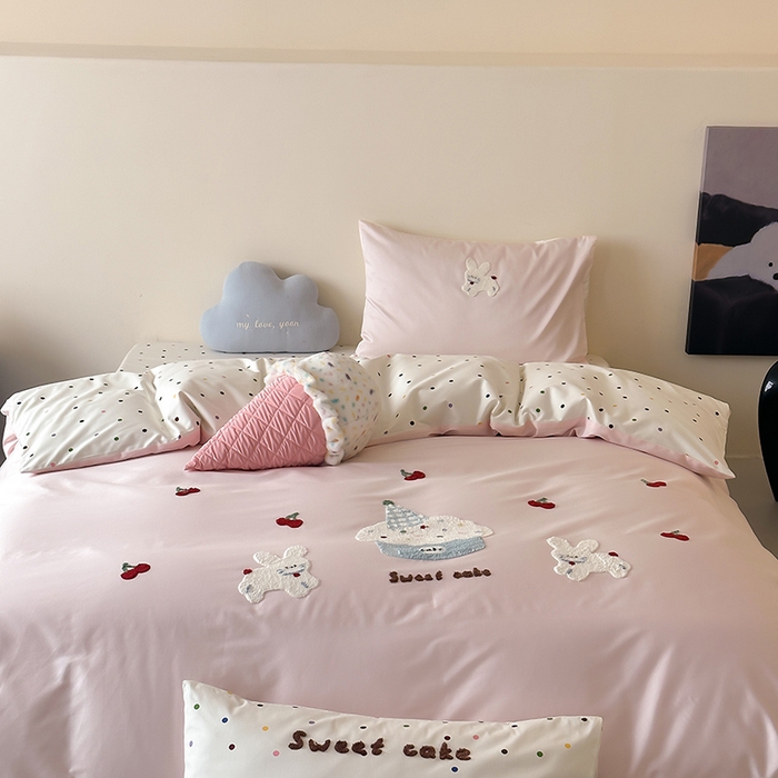 91家纺网 家纺一手货源 找家纺 时光里 2025新款100S卡通风贡缎毛巾绣四件套 兔小懒