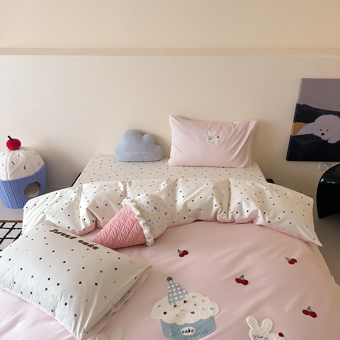 91家纺网 家纺一手货源 找家纺 时光里 2025新款100S卡通风贡缎毛巾绣四件套 兔小懒