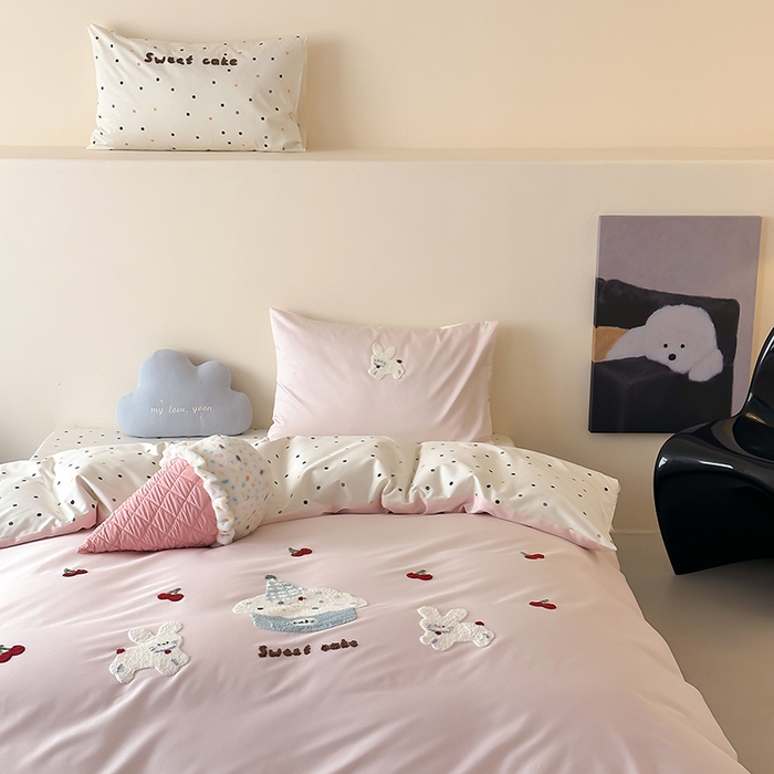 91家纺网 家纺一手货源 找家纺 时光里 2025新款100S卡通风贡缎毛巾绣四件套 兔小懒