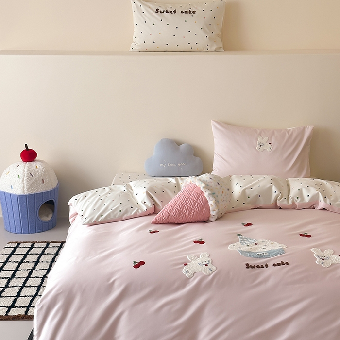 91家纺网 家纺一手货源 找家纺 时光里 2025新款100S卡通风贡缎毛巾绣四件套 兔小懒