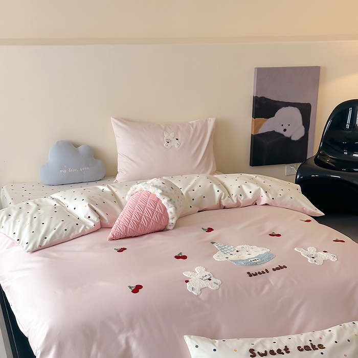 91家纺网 家纺一手货源 找家纺 时光里 2025新款100S卡通风贡缎毛巾绣四件套 兔小懒